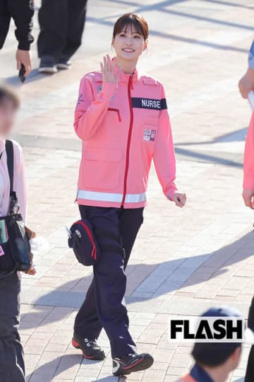 生見愛瑠、黒ミニスカ “大人めるる” にファン歓喜「絶対領域サイコー」…ギャル界でもっとも “成功確約” の理由とは