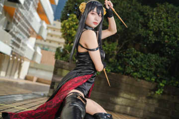 【コスプレ】“いばら姫”衣装が似合うフィギュア体型の美女レイヤー！美脚が際立つ躍動感あるアクションポーズも見逃せない【写真8枚】