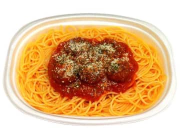 大盛の麺にミートボール5個と粉チーズを振りかけトマトソースで味わう856kcalの食べ応えがあるパスタ! セブン‐イレブンが「大盛 ミートボールのせトマトソースパスタ」を本日5日(水)発売