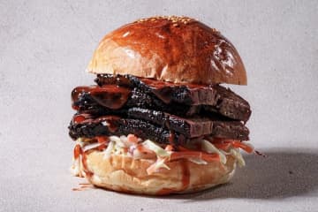 世界一の肉グルメが日比谷に集結！「American Meat Showcase 2025」11/22開幕！BBQ王者、キューバサンド世界王者が豪華15店舗で競演！