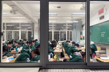 「60キロの高校生が11階から自由落下する時の平均速度を求めよ」、物理の問題に批判殺到―中国