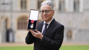 ノーベル文学賞作家のカズオ・イシグロ氏にイギリス国王が勲章を授与