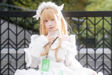 【コスプレ】新人美少女コスプレイヤーの純白ミニスカドレスが可愛すぎ！金髪ロングヘアーで清楚な魅力も全開【写真12枚】