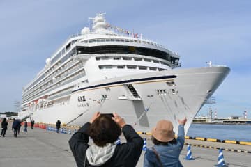 白くピカピカ　飛鳥IIIが寄港　茨城港常陸那珂港区、県内初