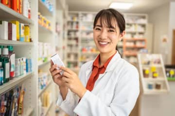 薬剤師志望の娘は「病院」と「ドラッグストア」のどちらに就職するか悩んでいます。給料は就職先でどれくらい変わるのでしょうか？