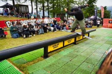 雪が待ちきれない！　人工芝でスノーボードの白熱バトルが開催