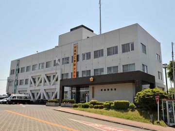 男性死亡…大型トラックにはねられる　自動車運転処罰法違反の疑いで男を現行犯逮捕　午前6時前の国道交差点　トラックが右折の際に横断歩道を渡っていた男性と衝突