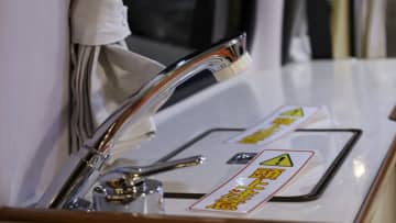 「えぇーっ もはや家だぞ…」普通のトヨタ車と思いきや…暮らせるレベルの車内に驚いた。キッチン・冷蔵庫・クーラー・電源にベッドまで！