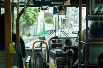 路線バスが緊急ブレーキ “80代のおばあちゃん” が『車で突然飛び出し』し乗客が負傷もそのまま”しれっと立ち去り”ネットで話題に「バスやトラックの直前に無理やり割込むって、下手したら自分の命が危険になるってわからないのかな」「これ、割り込んだ車がひき逃げで捜査されるんじゃないの？」