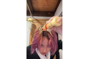 「本人かと思って見てた」　TWICE・モモに“変身”したインフルエンサー　髪染めから始めて完全再現したそっくりメイクが話題