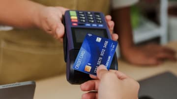 キャッシュレス決済の主役はクレカ47％！ QRコード・電子マネーも5割超で定着