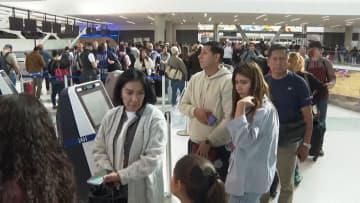 アメリカ主要空港で航空便数1割削減へ　無給で勤務の航空管制官の欠勤相次ぐ　予算否決で政府閉鎖36日と最長に