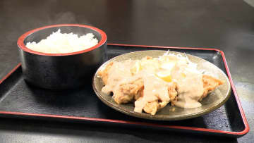 大きめなからあげの日替わりソースが驚異の200種類以上！ご飯おかわり自由で680円の『オモウマい店』