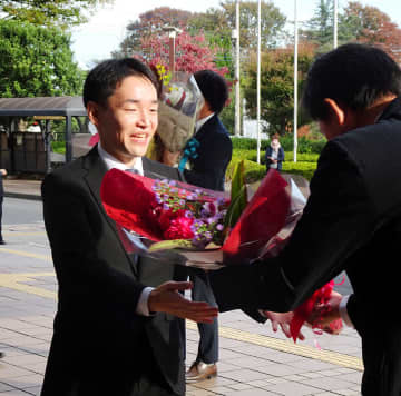 「独自のカラーを」　埼玉・鶴ケ島　小川市長が初登庁　県内最年少の市長　3選目指した前市長を498票差で破り初当選した33歳　