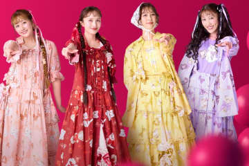 ピンクハウス×ももクロのコラボ第3弾、リボンを飾ったメンバーカラードレスやぬいぐるみチャーム