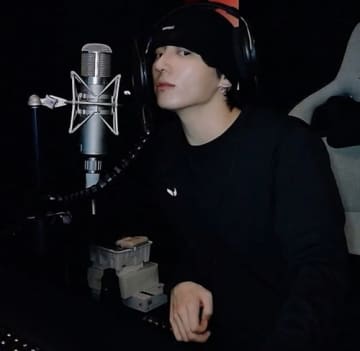 BTS・JUNG KOOK、“甘い歌声”でファンを虜に！深夜のライブ配信に反響「天国にいるみたい」