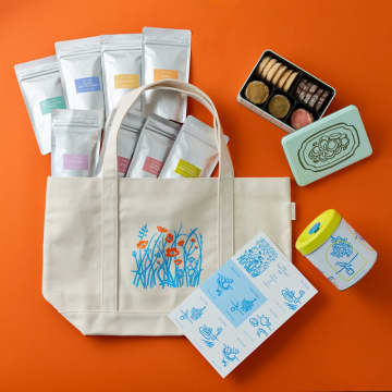 アフタヌーンティー・ティールームの福袋「ニューイヤーズバッグ2026」登場。紅茶/クッキー/ティーチケット詰め合わせ