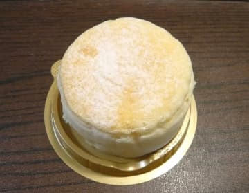 しゅわ～っととろける食感♪セブン新作「しろふわチーズスフレ」のおいしさに大満足！