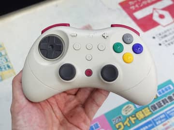 レトロデザインのワイヤレスゲームパッド「GuliKit Elves 2 Pro」が発売