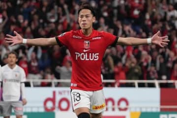 ｢ほほえみが女神｣｢完成度たかあ！｣浦和MF渡邊凌磨の元“おはガール”美人妻、『アダムス・ファミリー』発人気キャラの激カワ仮装姿が沸騰