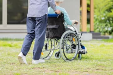 病院・介護施設の賃上げ、政府が補正予算で支援