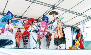 高校生が「ちんどん」で笑顔届ける　埼玉・幸手桜高校の演劇部　500公演を達成　懐かしの曲など華やかにアレンジ