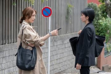 柴咲コウ×川口春奈「スキャンダルイブ」がNetflixで配信決定。“禁断の攻防戦”の写真も公開