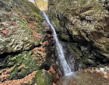 週末「秋ハイキング」に最適！「御岳山」　絶景ロックガーデンで紅葉＆滝見、下山後は温泉で！  “駅登山”レポ
