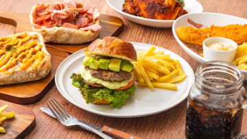 【衝撃のリニューアル】千歳烏山の隠れ家『Johnny B’s』ピザ食べ放題が進化！予約特典で秋冬限定「さつまいもシカゴピザ」を丸ごとプレゼント！