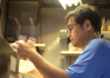損保会社員、趣味のガラスが人生を変えた。造形で光を操る貴島雄太朗の世界