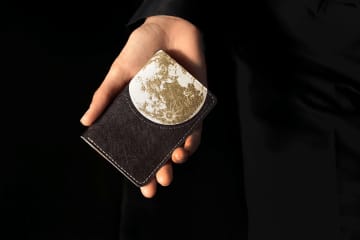 ポケットに満月を！アポロ11号着陸をデザインした「月面着陸」本革名刺ケースが新登場！職人手作り、光で表情を変えるゴールド箔レザー！