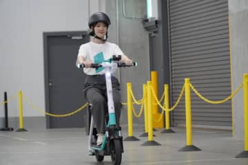 LUUP、カゴ付きの「電動シートボード」開始　横浜エリアから