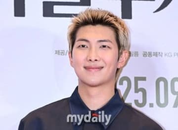 BTSのRM、お揃いコーデの家族写真を公開！そっくり笑顔の温かい雰囲気が話題
