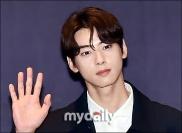 “入隊中”ASTRO チャウヌ、ファンと電話！？恋人のようなメッセージも…異色のプロモーションが話題