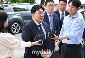 “不正取引容疑”HYBE バン・シヒョク議長、約13時間にわたる3度目の召喚調査が終了