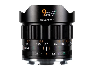 色分け指標を採用したAPS-C／マイクロフォーサーズ向け「AstrHori 9mm F2.8」