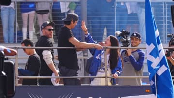 真美子さんのかわいい行動に周りのスタッフも笑顔　大谷翔平の行動を止めた後に“目隠し”