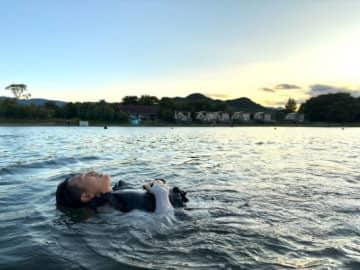 ダイブ、サウナの水風呂として海に飛び込む　グランピング施設「ザランタン東かがわ」で開始