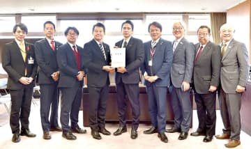 19年ぶり再開…「核都市広域幹線道路」建設促進の同盟会　埼玉の慢性的な渋滞改善、東西方向の交通容量の強化に　6市2町の首長、国に要望　会長の清水市長「協力していくという話を頂いた」