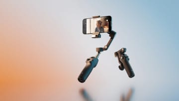 DJI、スマホ用ジンバル「Osmo Mobile 8」発売。360°パン回転に初対応、犬や猫のトラッキング機能も新搭載