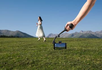 DJI、スマホ用ジンバル「Osmo Mobile 8」発売。360°パン回転に初対応、犬や猫のトラッキング機能も搭載