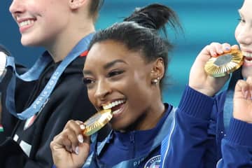 体操女王シモーネ・バイルズが異例告白「私は３回の整形手術を受けた」 豊胸も認める