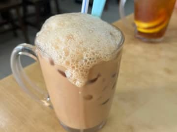 ミルクティーが『泡だらけ』の理由　ひと口飲むと？「ナニコレ」「めっちゃウマい」