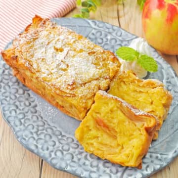 【りんごを重ねて焼くだけ】「インパクト抜群」「切った瞬間に家族が歓声」ホットケーキミックスで失敗なし♡りんごの簡単おやつレシピ