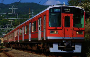 箱根登山線で「赤い小田急1000形」が復活！ 11月末にデビュー、3月までに順次デザイン変更