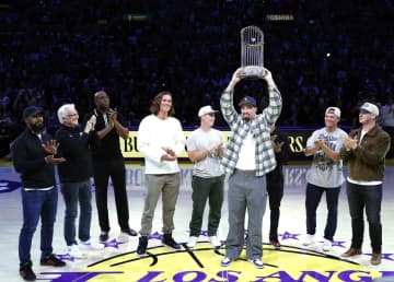 WS連覇ドジャース選手らがNBAレイカーズ戦に電撃登場! グラスノーの華麗な3ポイントに衝撃の声「フォーム超綺麗」「バスケもできるとか最強すぎ」