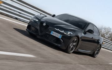 アルファ ロメオ、限定46台の「ジュリア クアドリフォリオ エストレマ」 アクラポビッチのエキゾーストシステム採用など