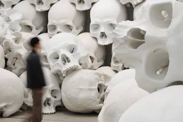 展覧会「ロン・ミュエク」展が六本木・森美術館で、“巨大な頭蓋骨彫刻”100点のインスタレーション