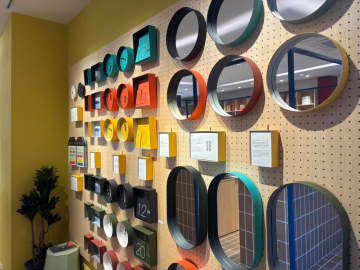 時計も鏡もすべて「紙」！紙箱づくりの技術を生かした“箱がテーマ”の複合施設「そとがわとなかみ」パッケージメーカー「岩㟢紙器」が波佐見町にオープン 自分だけの箱も作れる！