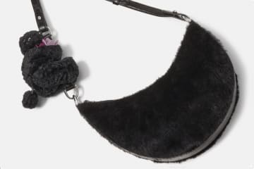 ケイト・スペード“クマのぬいぐるみ”ポーチ付き三日月バッグ、ふわふわなシアリング素材で